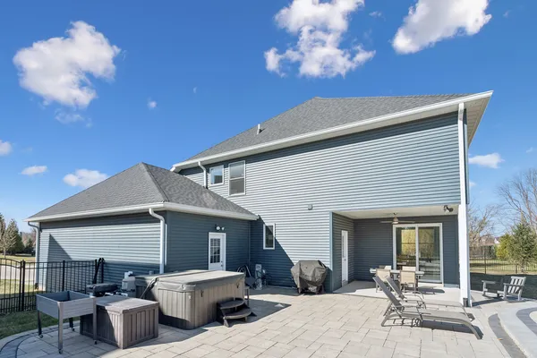 $849,900 | 6900 Grover Street, Bettendorf, IA 52722