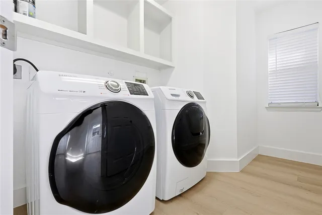 a view of a house with backyard