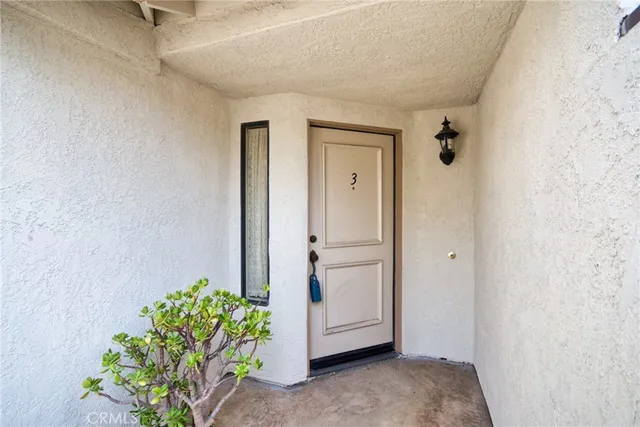 a view of entryway with window