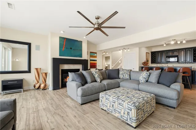 $2,450,000 | 816 Via Del Lago Drive, Sunrise Beach, MO 65079