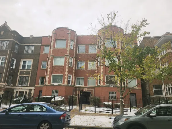 $2,100 | 6724 South Paxton Avenue, Unit 3, Chicago, IL 60649