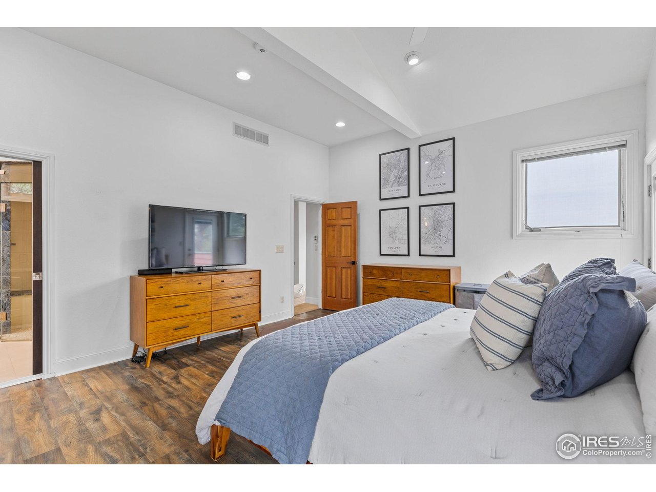 8543 Middle Fork Road Boulder, CO 80302 - Photo 28 of 48 a bedroom with a large bed and a couch