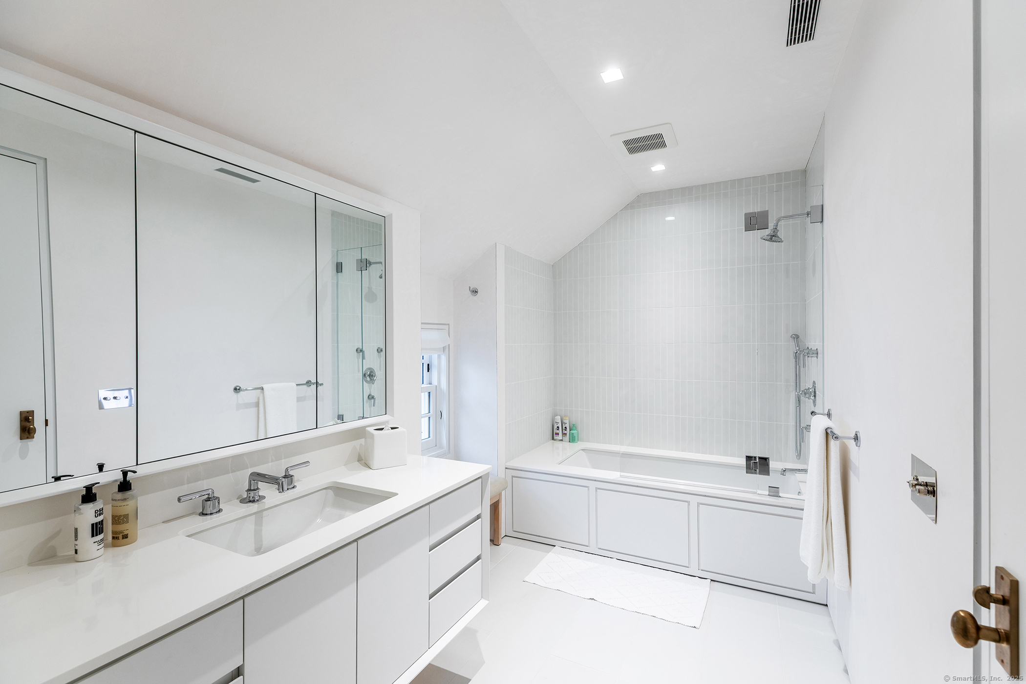 24 Old Roxbury Road Roxbury, CT 06783 - Photo 18 of 38 a bathroom with a tub a sink and mirror