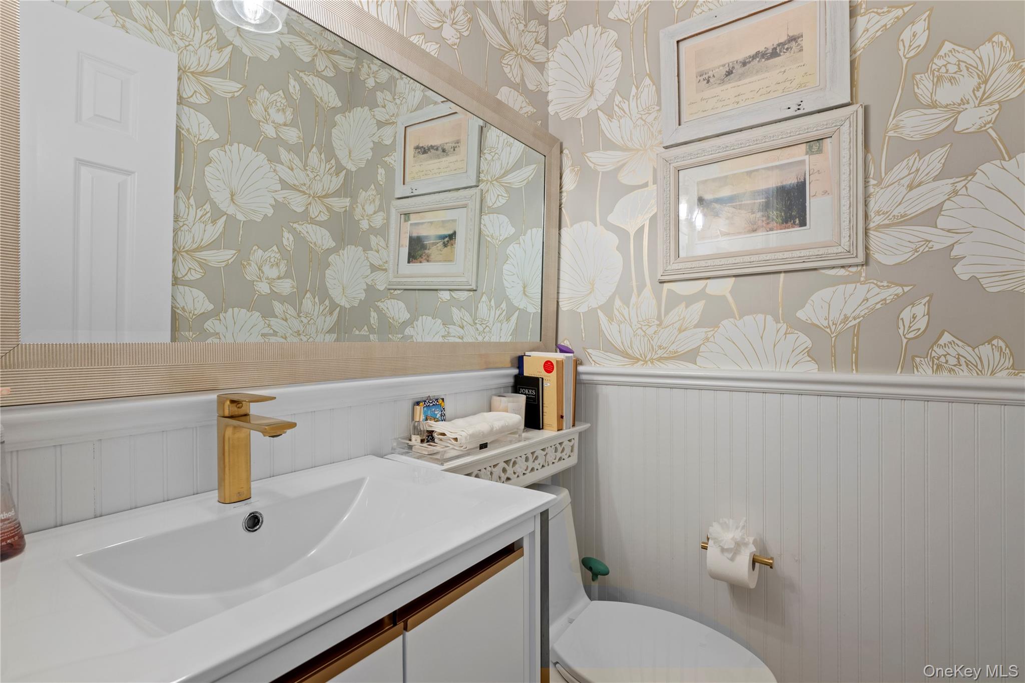 38 Pheasant Run Quogue, NY 11959 - Photo 27 of 35 a bathroom with a sink vanity and toilet