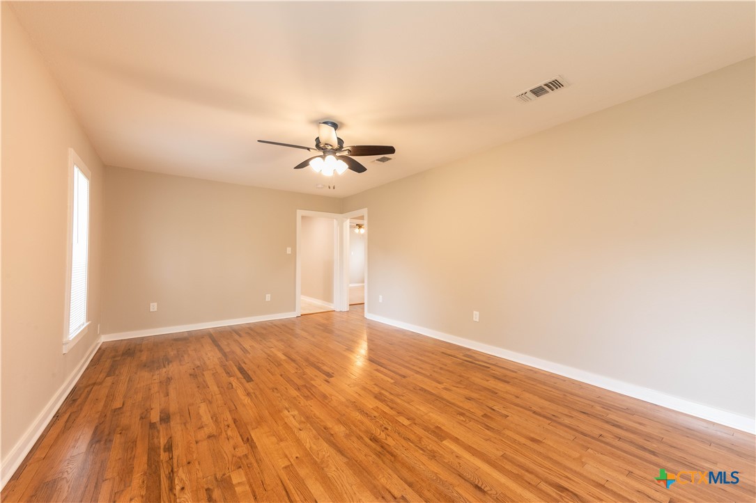 705 South Laurel Avenue Luling, TX 78648 - Photo 6 of 31