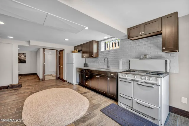 a view of yard with green space