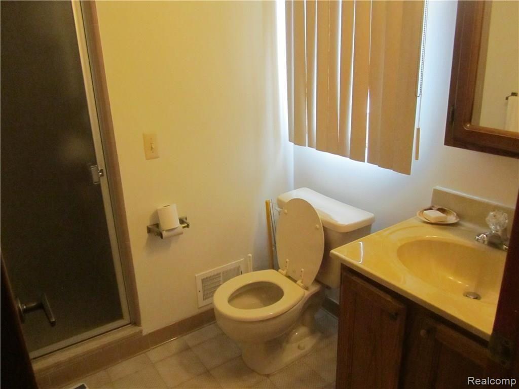 18937 Wayne Road Livonia, MI 48152 - Photo 30 of 55 18937 Wayne 081.JPG