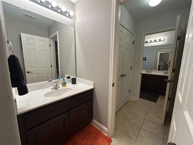 a en suite bathroom with a double vanity sink and mirror