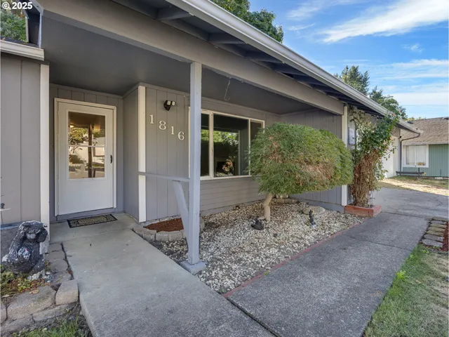 a view of a house with backyard and porch