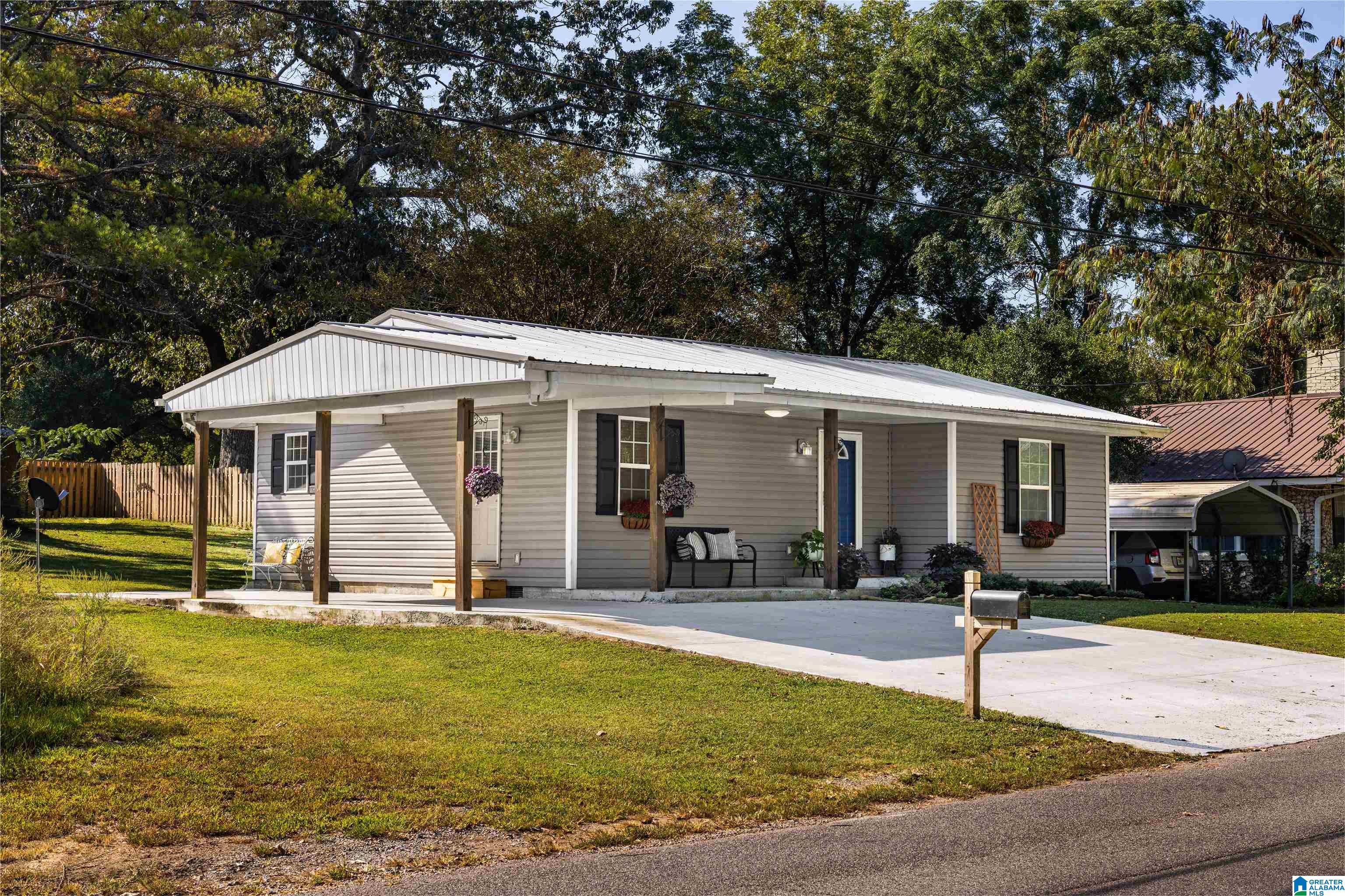 305 Adams Avenue West Oneonta, AL 35121 - Photo 2 of 4