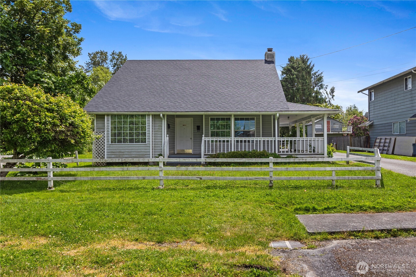 2312 Jade Avenue Everett, WA 98201 - Photo 25 of 34 a front view of a house with a yard
