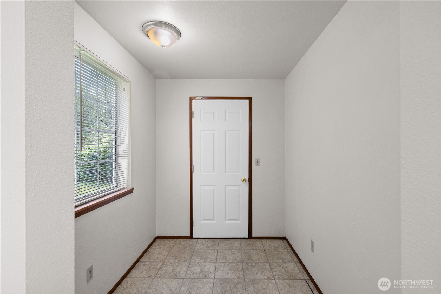 2312 Jade Avenue Everett, WA 98201 - Photo 5 of 34 an empty room with windows