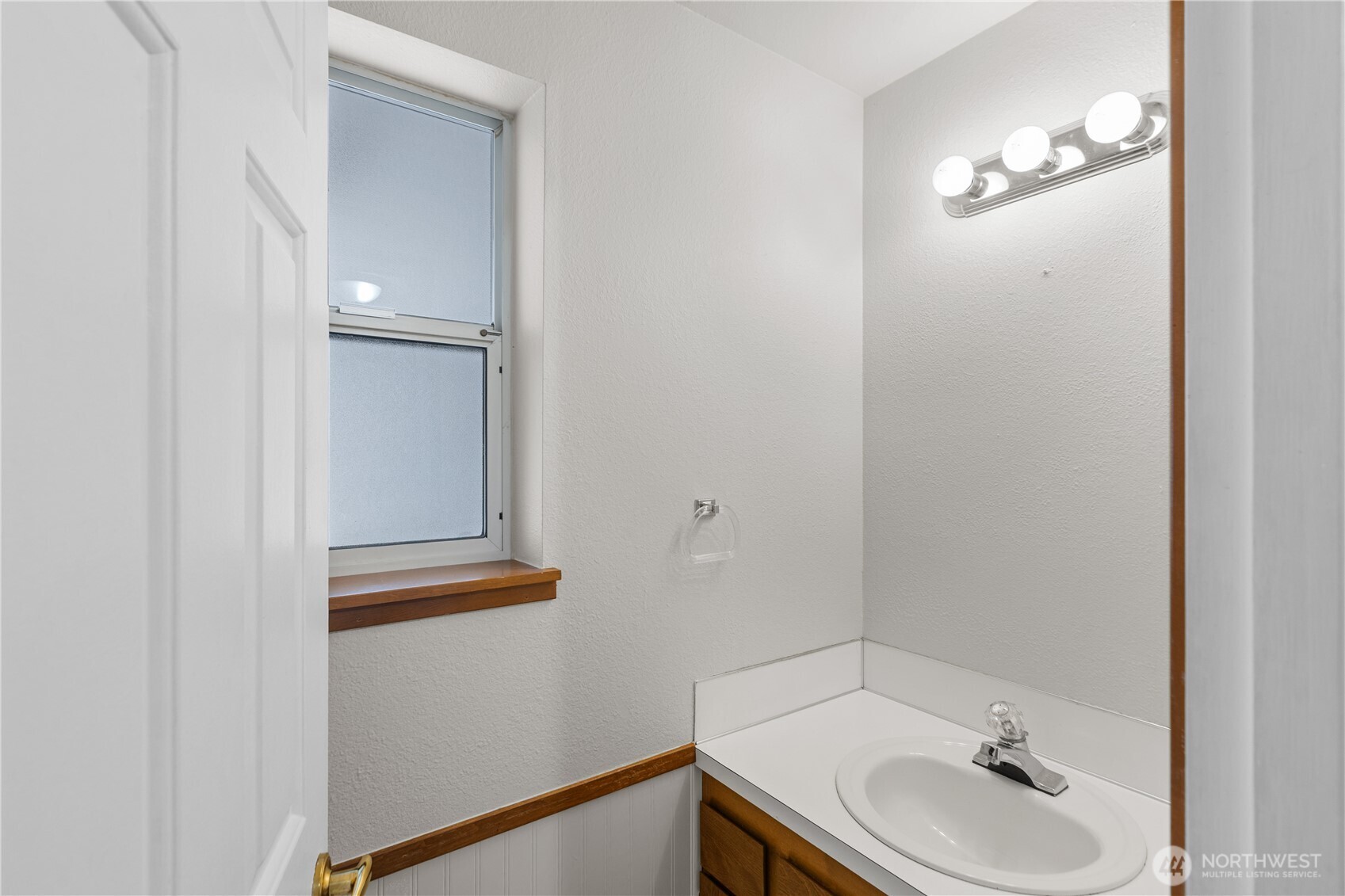 2312 Jade Avenue Everett, WA 98201 - Photo 8 of 34 a bathroom with a sink and a mirror
