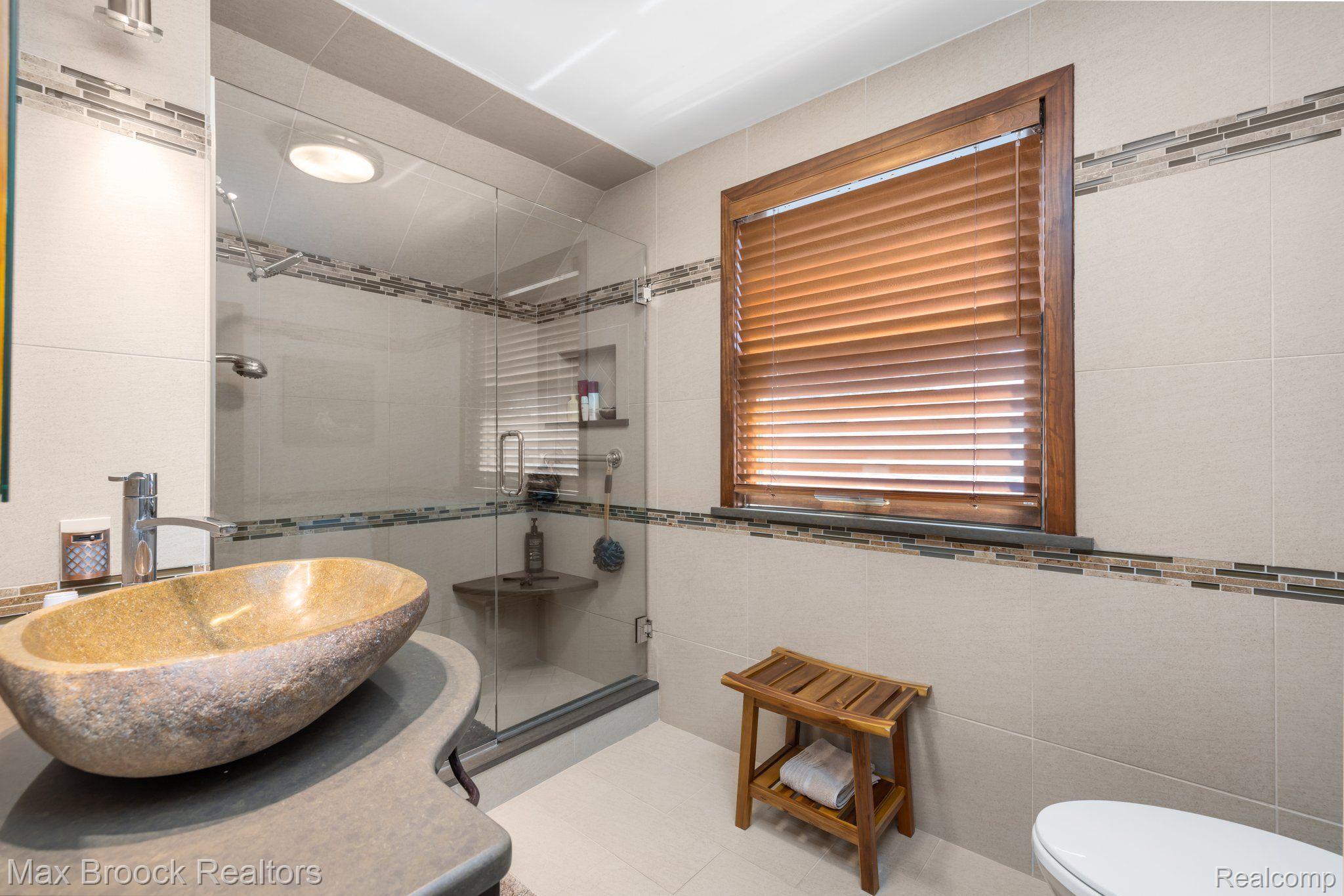 111 Maplefield Road Pleasant Ridge, MI 48069 - Photo 19 of 48 Main Level Bathroom