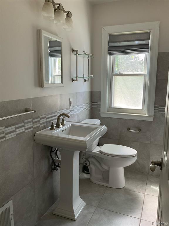 2045 Hampton Road Grosse Pointe Woods, MI 48236 - Photo 4 of 14
