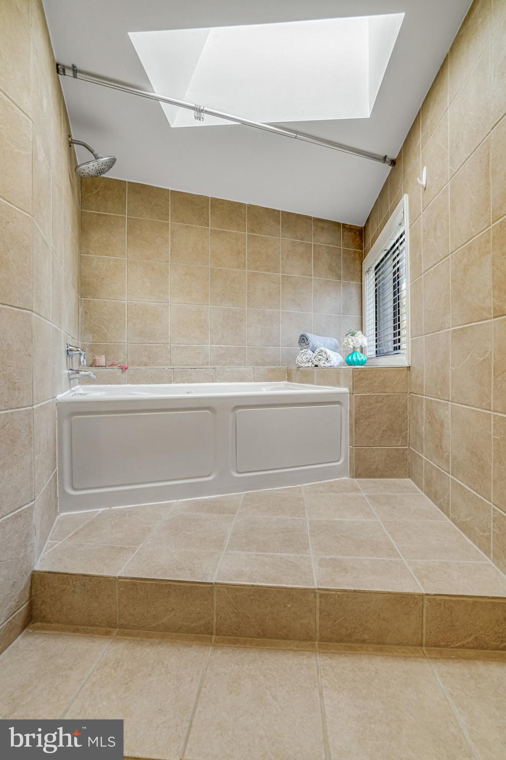 208 Skyhill Road, Unit 10 Alexandria, VA 22314 - Photo 18 of 26 a bathroom with a bathtub and a shower