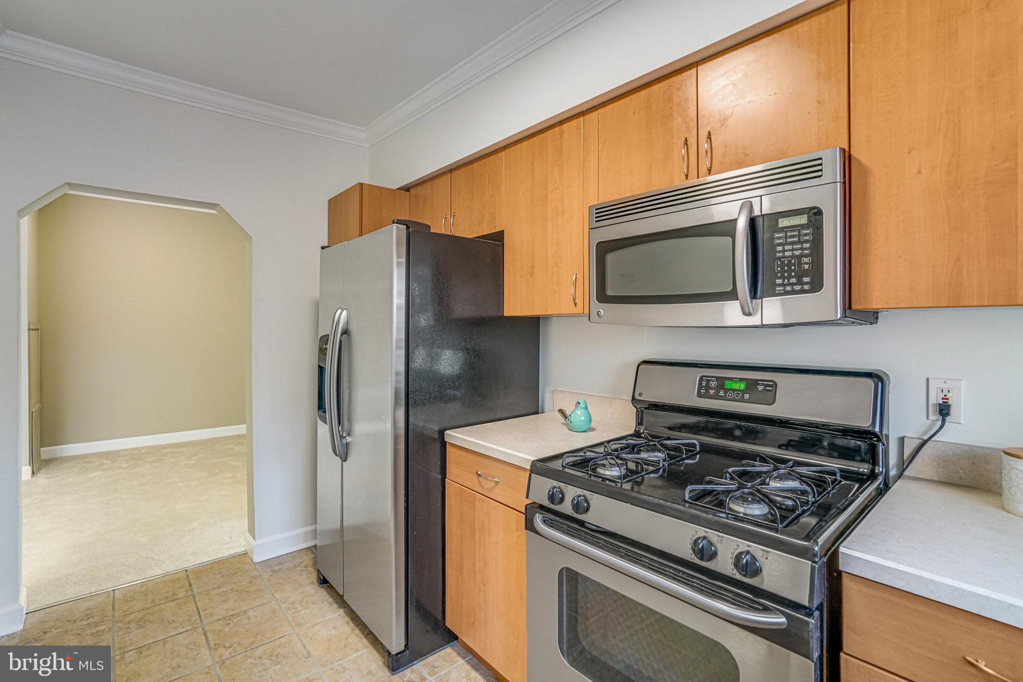 208 Skyhill Road, Unit 10 Alexandria, VA 22314 - Photo 8 of 26 a kitchen with a stove and a microwave