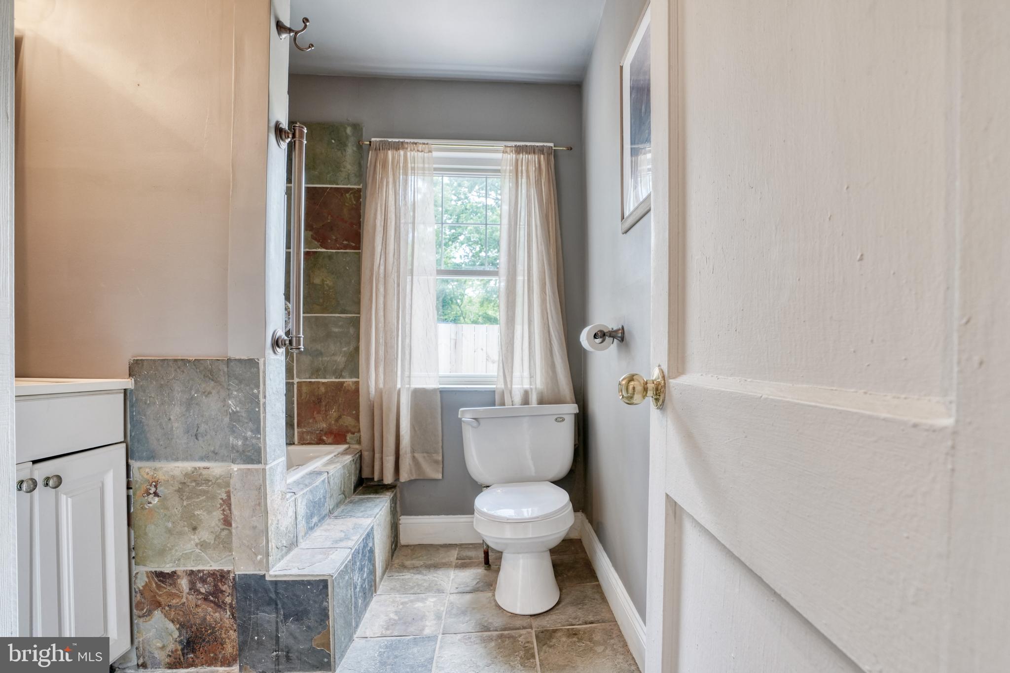 8102 Hillendale Road Baltimore, MD 21234 - Photo 25 of 38 Full Bathroom