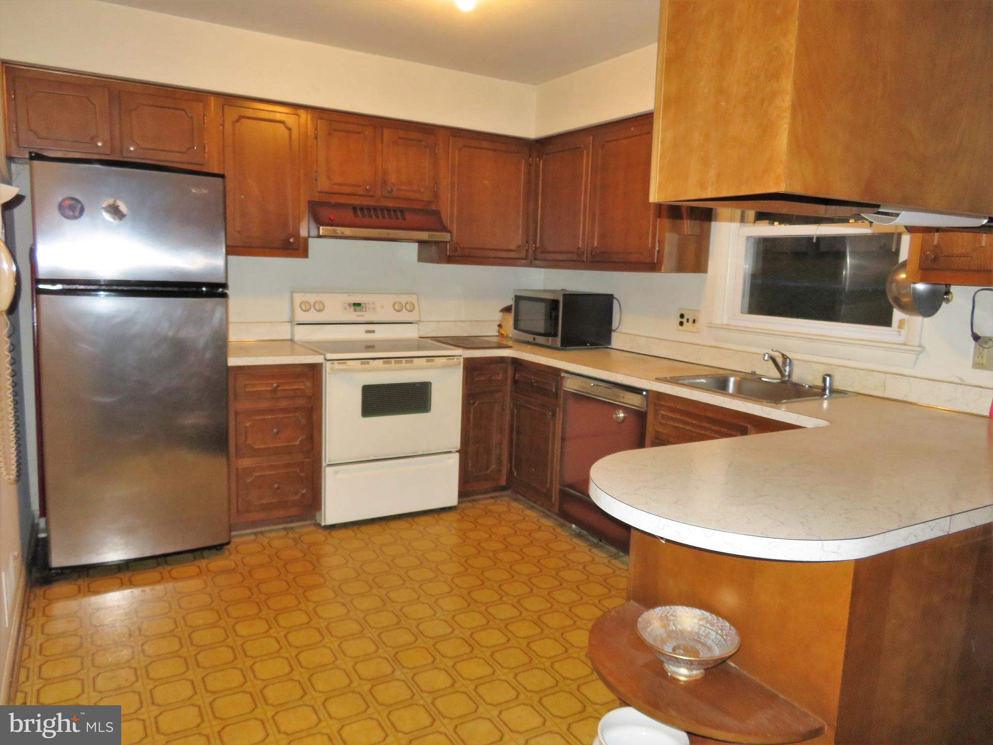 7318 Riverhill Road Oxon Hill, MD 20745 - Photo 5 of 19 Kitchen
