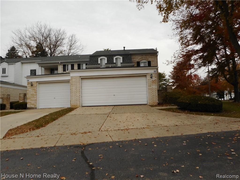 92 Manor Way Rochester Hills, MI 48309 - Photo 2 of 35