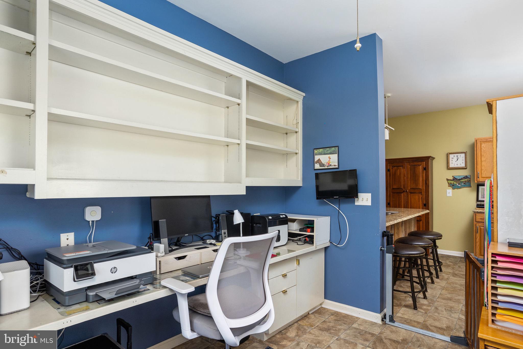 4 Lantern Lane Columbus, NJ 08022 - Photo 24 of 46 a workspace with furniture