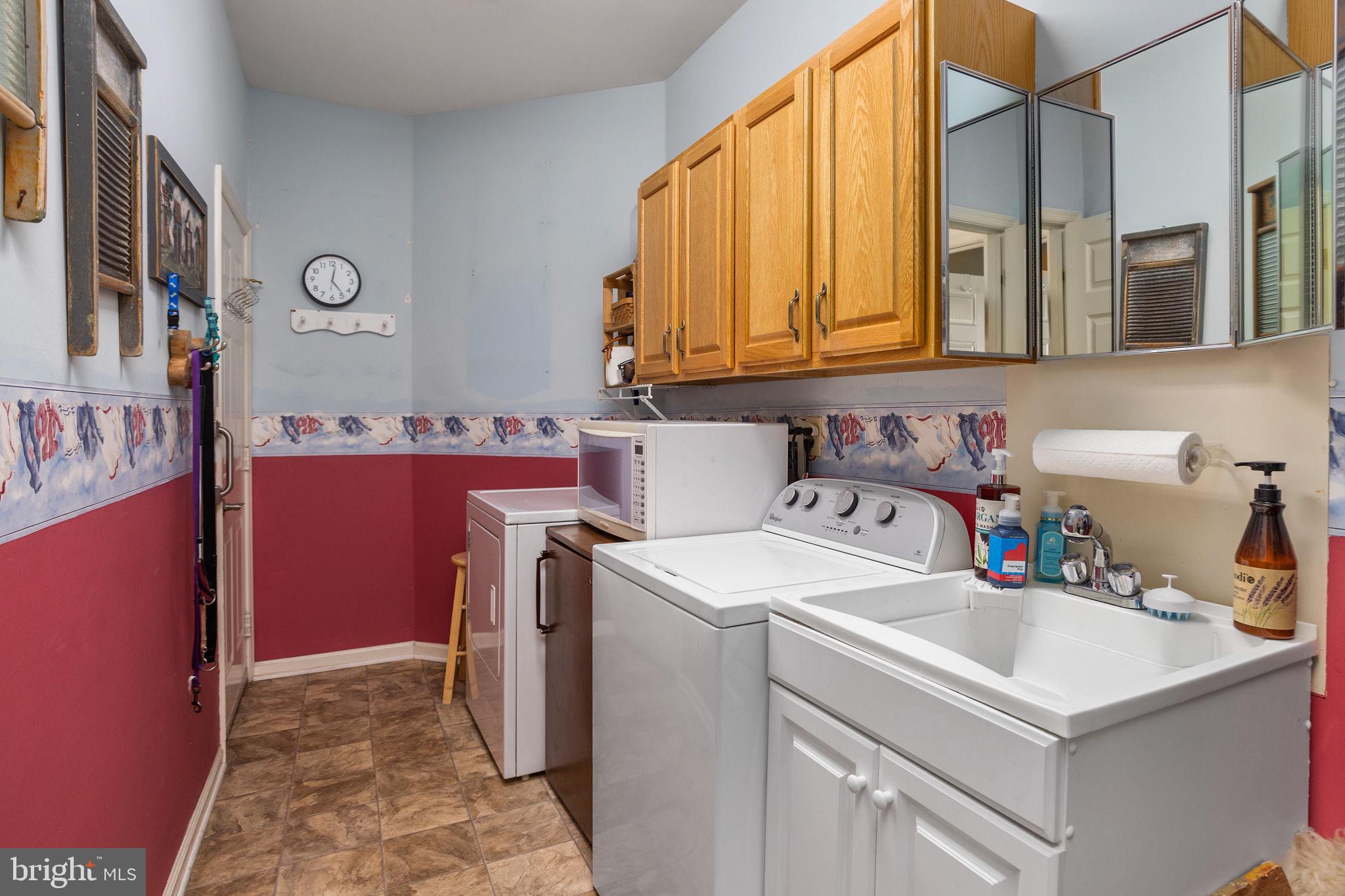 4 Lantern Lane Columbus, NJ 08022 - Photo 32 of 46 a utility room with dryer and washer