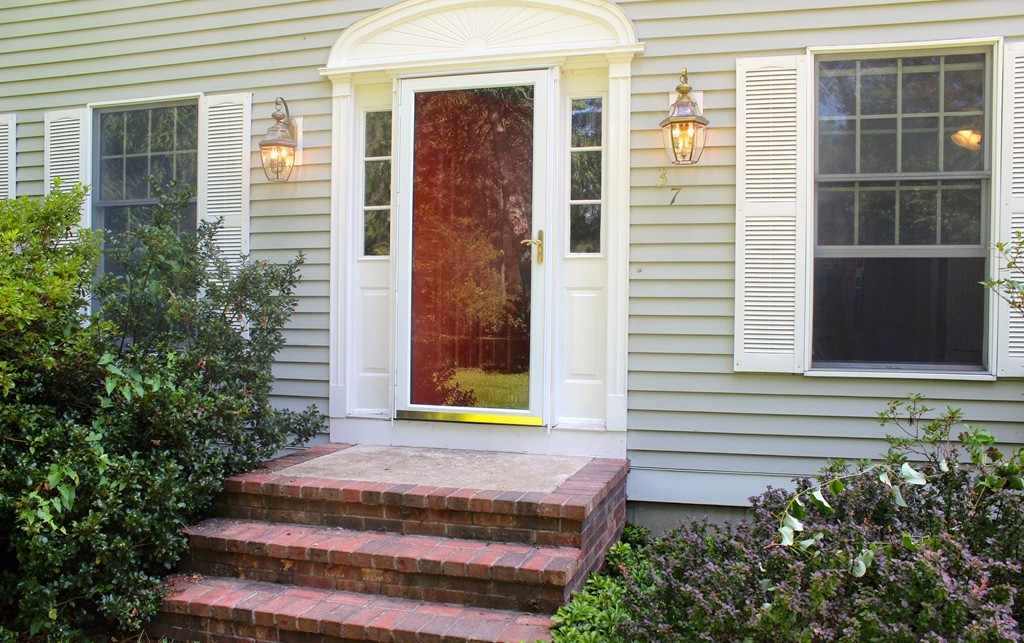 37 Deerfield Terrace Rochester, MA 02770 - Photo 2 of 29