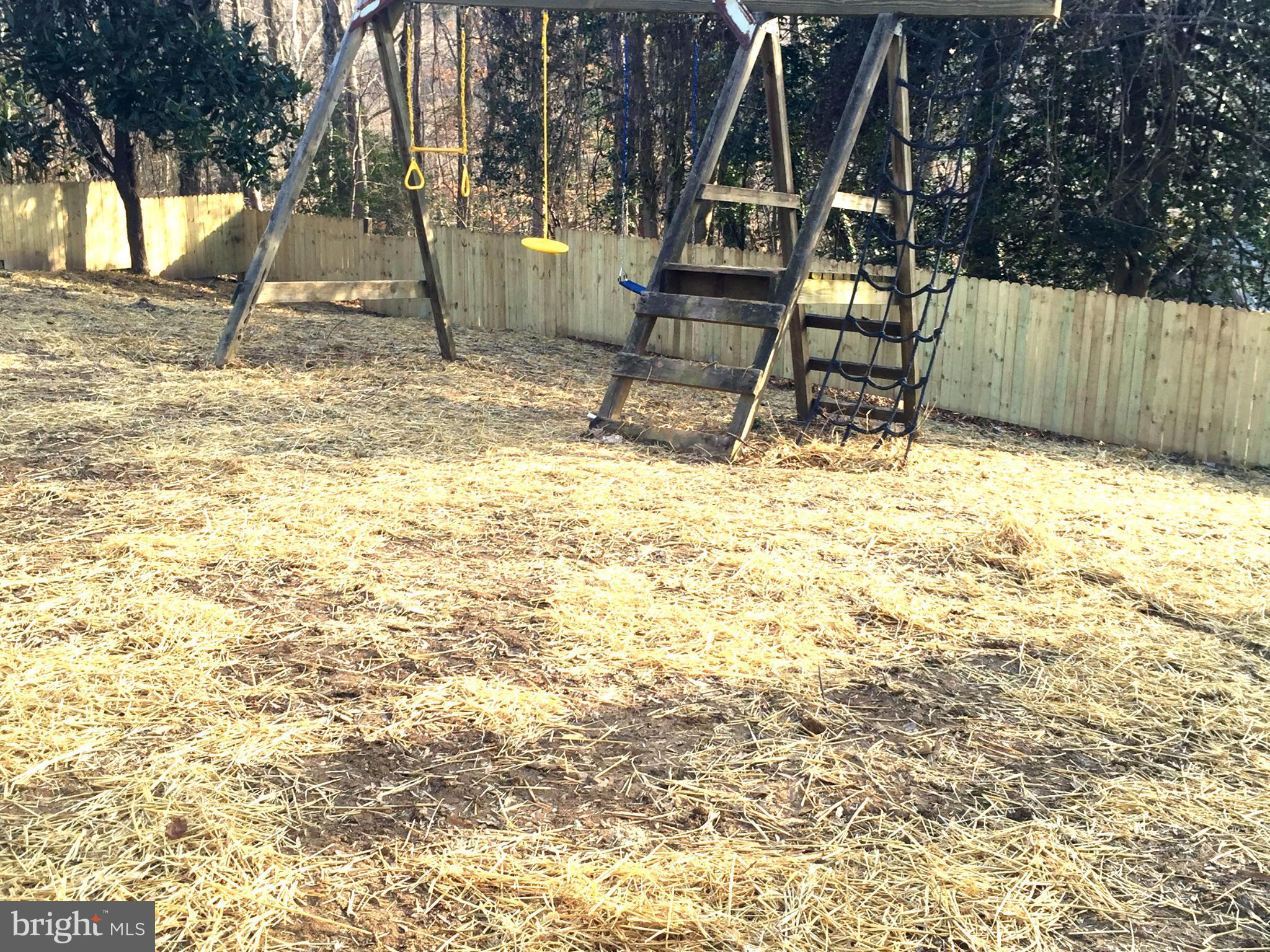 9911 Old Fort Road Fort Washington, MD 20744 - Photo 21 of 25 a backyard of a house with table and chairs