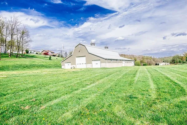 a view of a house with backyard