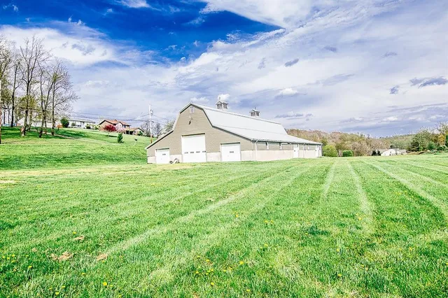 a view of a house with backyard