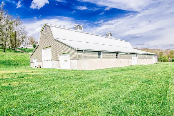a view of a house with backyard