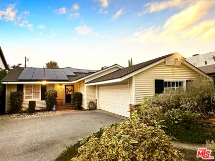 a view of a house with backyard