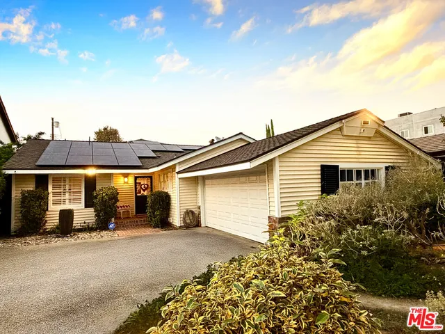 a view of a house with backyard