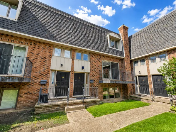 $3,200 | 1111 South Waukegan Road, Unit 14, Lake Forest, IL 60045