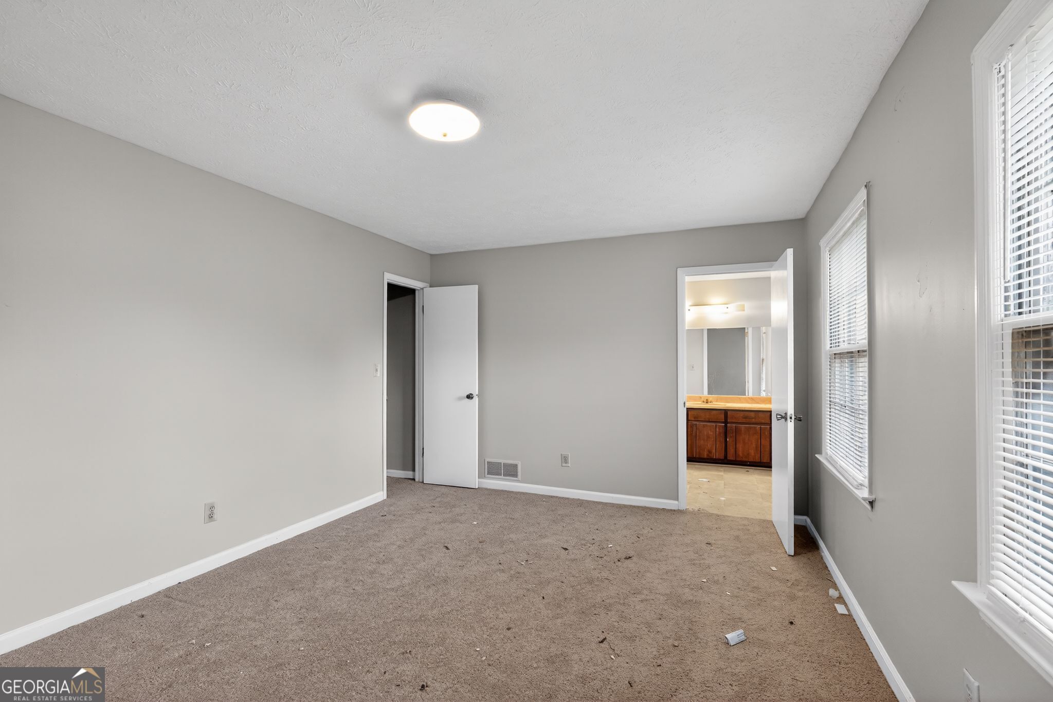 2653 Lester Street Atlanta, GA 30344 - Photo 14 of 34 an empty room with windows