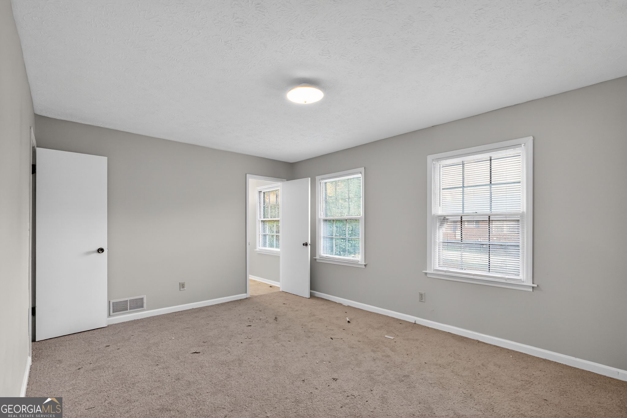 2653 Lester Street Atlanta, GA 30344 - Photo 17 of 34 an empty room with windows