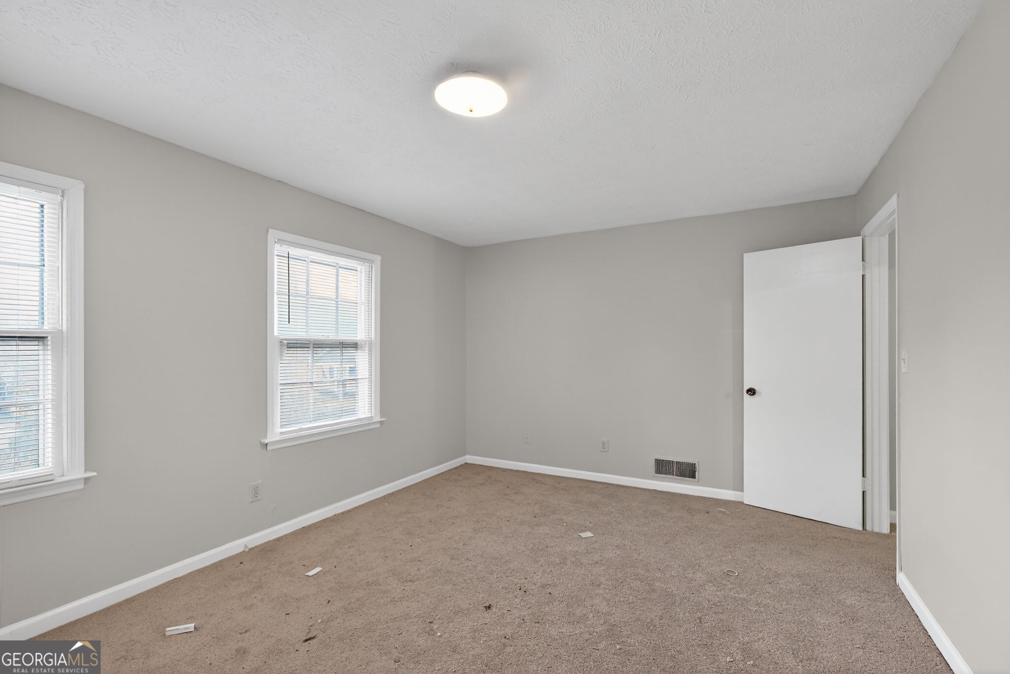 2653 Lester Street Atlanta, GA 30344 - Photo 5 of 34 an empty room with windows