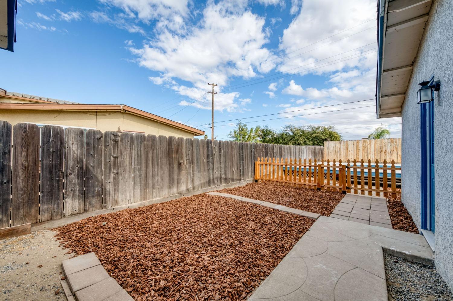 2607 Crescent Avenue Clovis, CA 93612 - Photo 20 of 26 a view of a backyard
