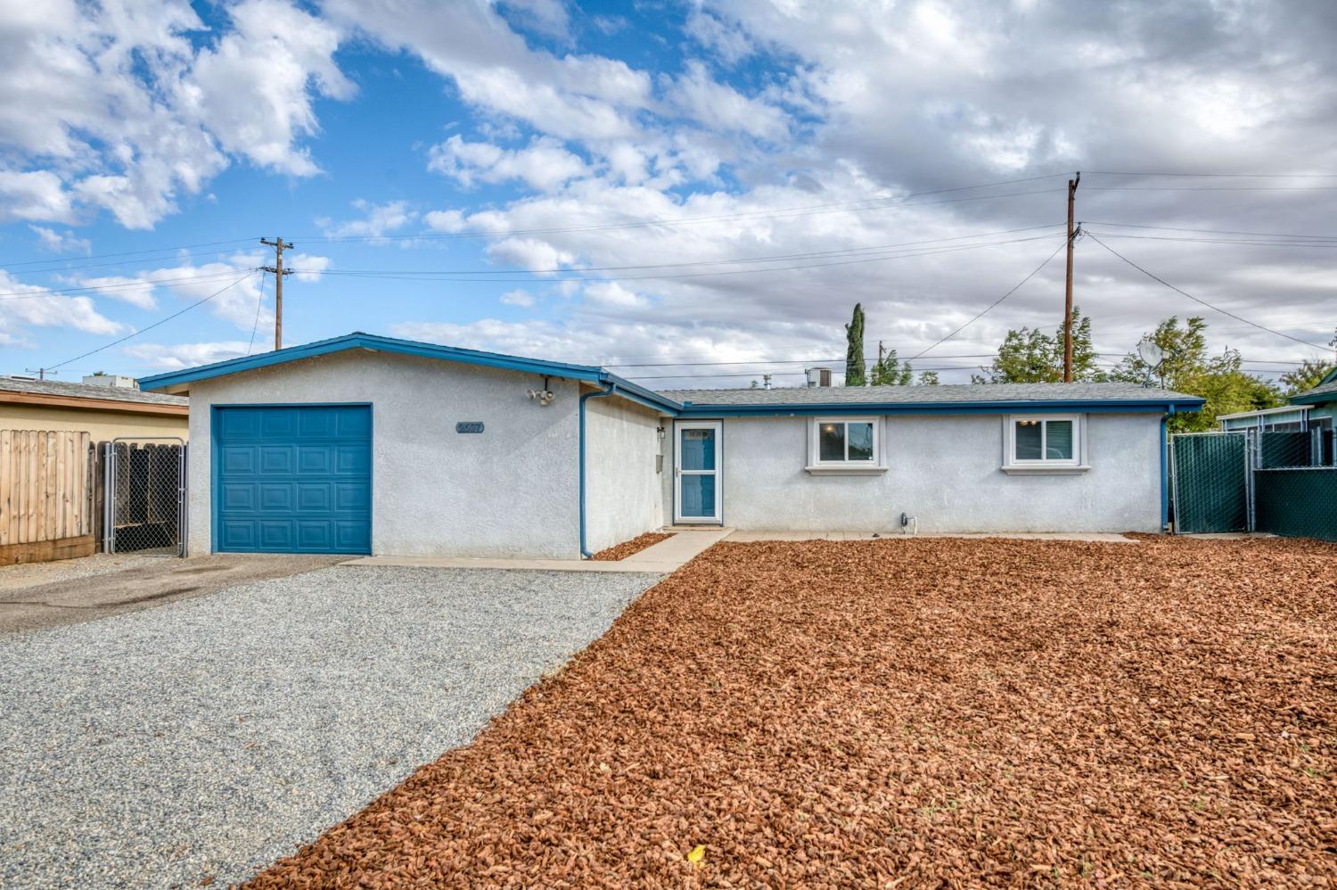 2607 Crescent Avenue Clovis, CA 93612 - Photo 5 of 26 a front view of a house with a yard