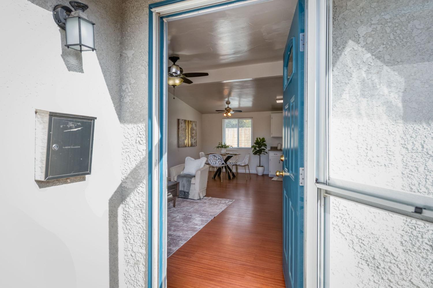 2607 Crescent Avenue Clovis, CA 93612 - Photo 6 of 26 a view of a living room