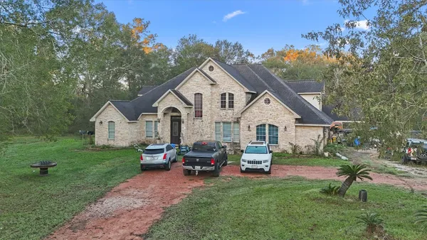 a view of a house with backyard and a garden