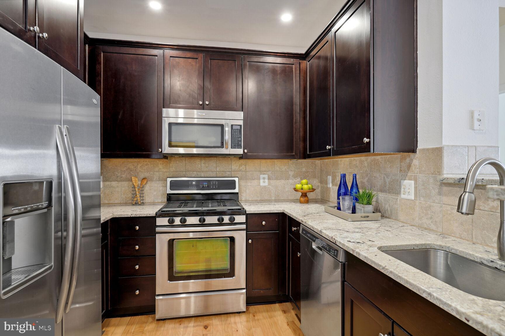 11750 Old Georgetown Road, Unit 2314 Rockville, MD 20852 - Photo 17 of 45 Kitchen w/ granite countertops
