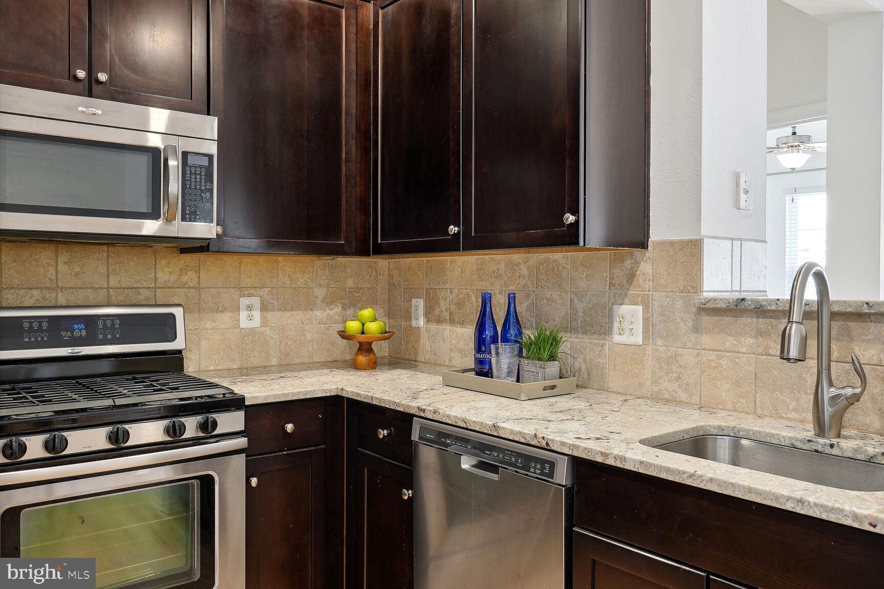 11750 Old Georgetown Road, Unit 2314 Rockville, MD 20852 - Photo 20 of 45 Kitchen gas range