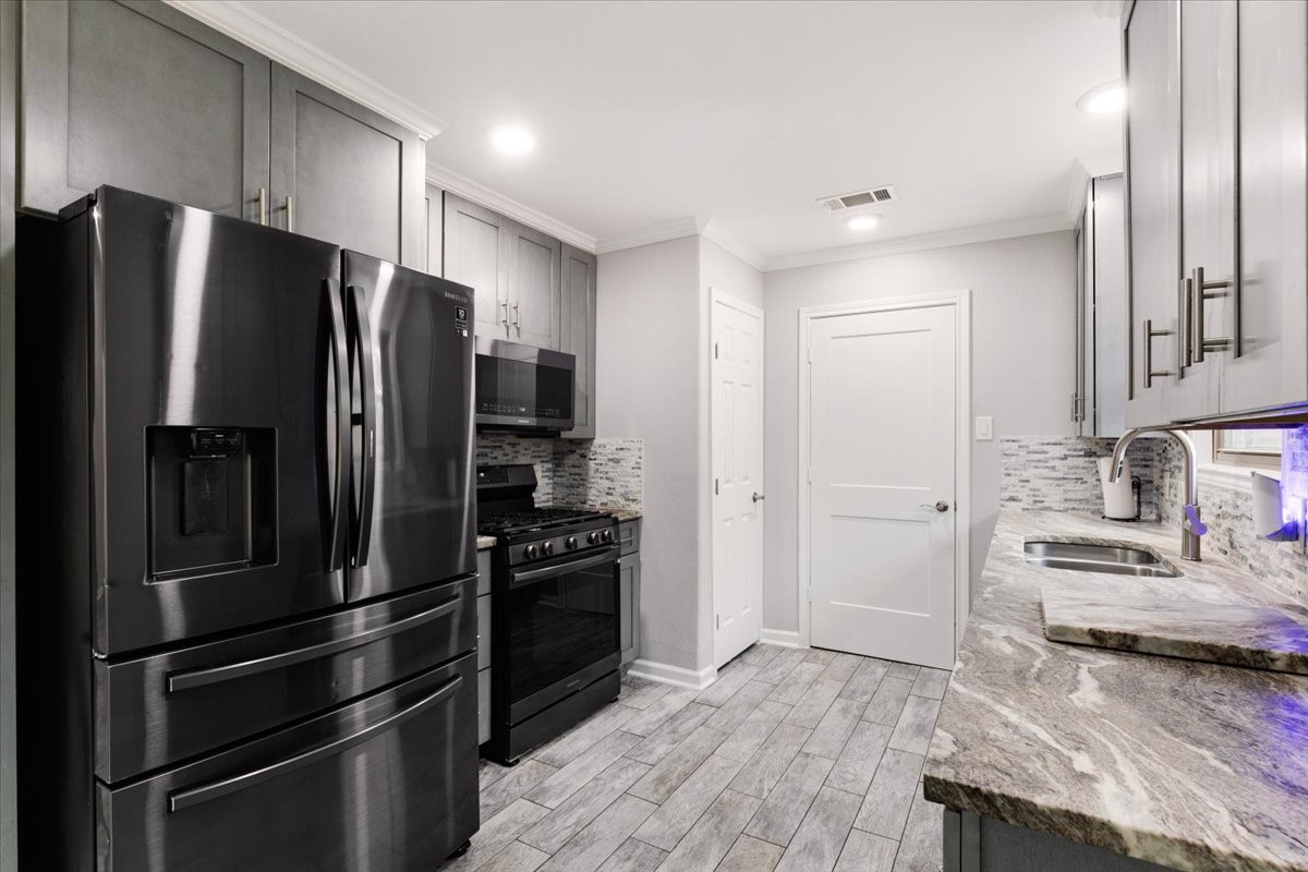 6123 Springhaven Drive Houston, TX 77396 - Photo 15 of 36 All Samsung Appliances stay with the home