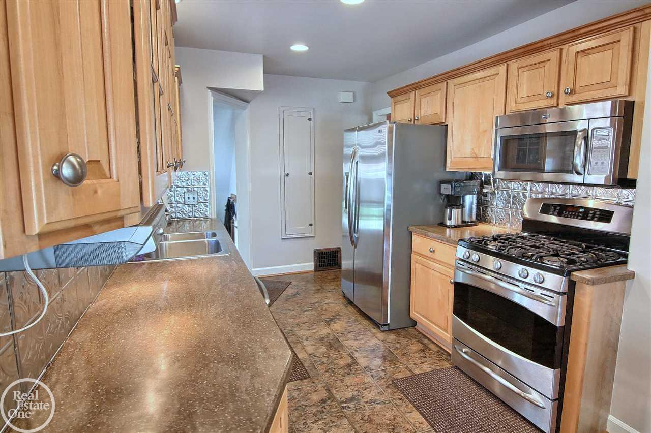 1609 Hampton Road Grosse Pointe Woods, MI 48236 - Photo 8 of 30