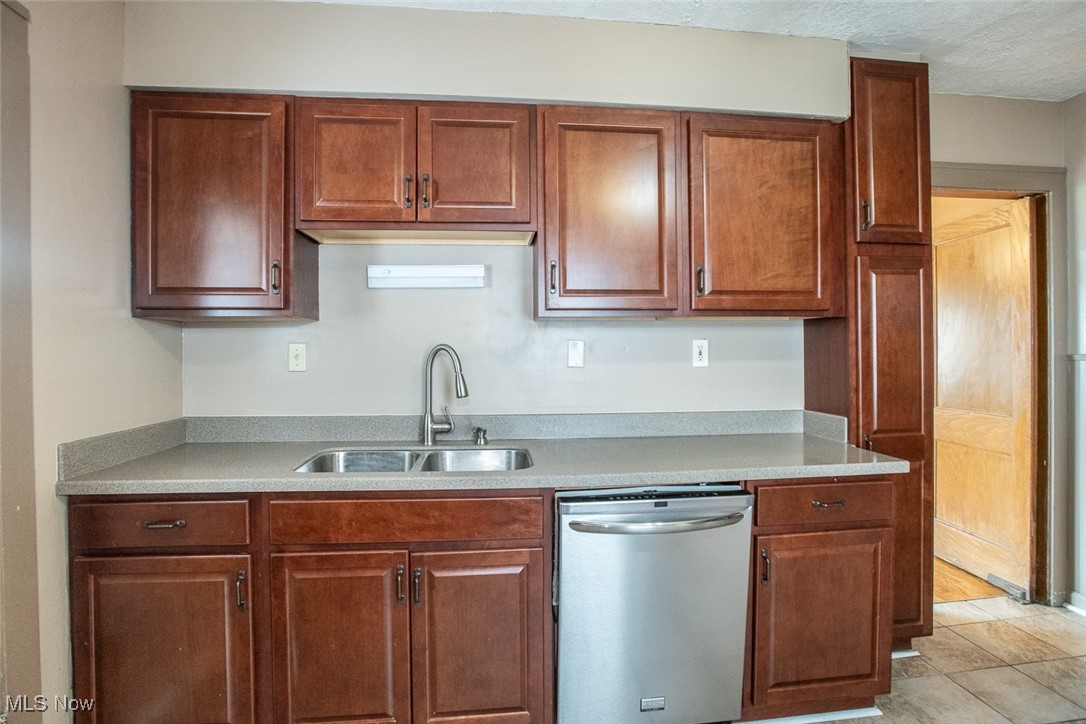 6211 Manchester Road Parma, OH 44129 - Photo 8 of 48