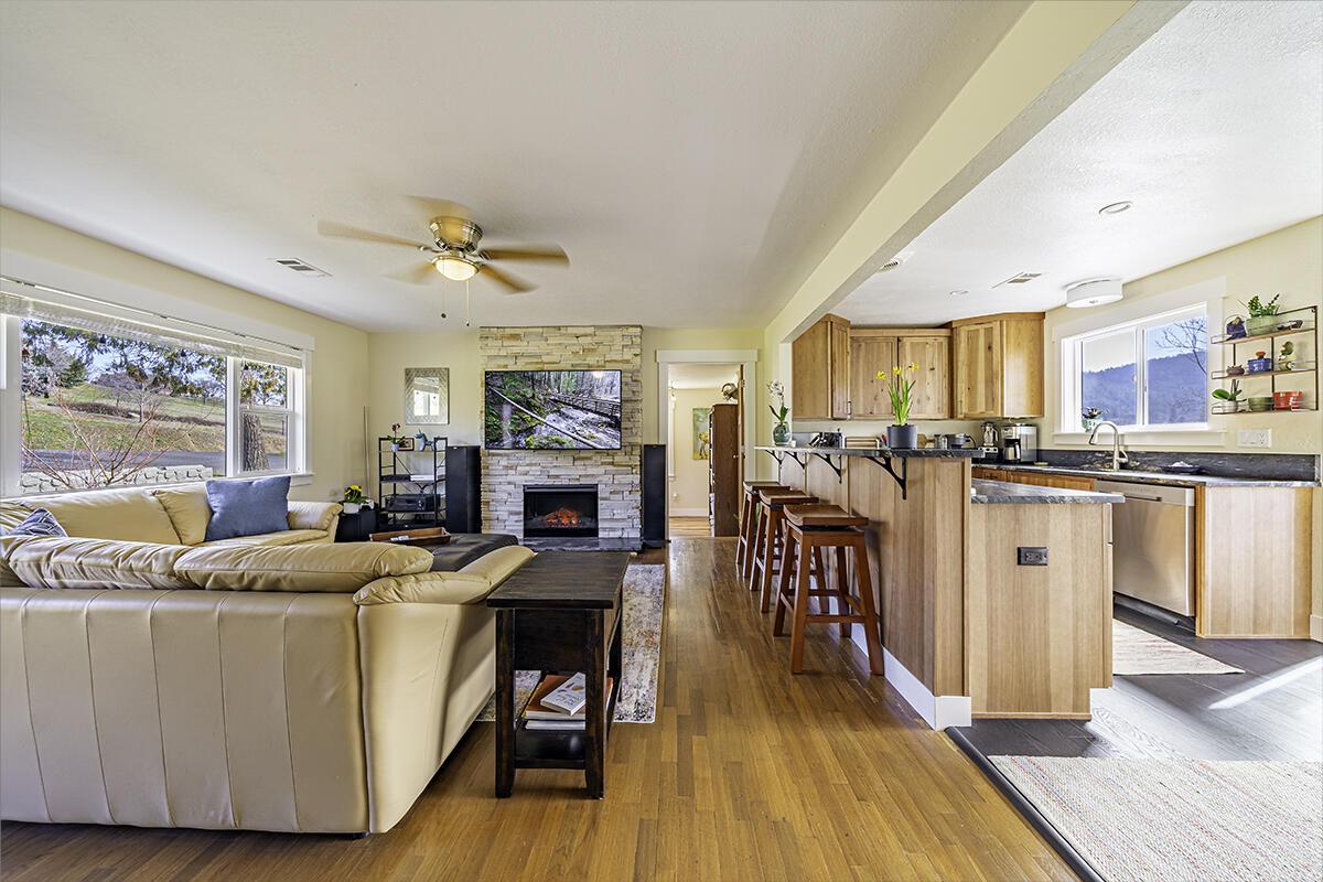 4409 South Stage Road Medford, OR 97501 - Photo 8 of 27 DSC08404
