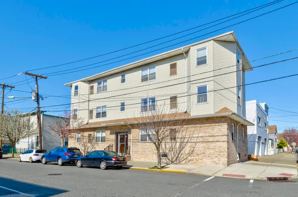 $2,200 | 15 Isabella Avenue, Unit 2R, Bayonne, NJ 07002