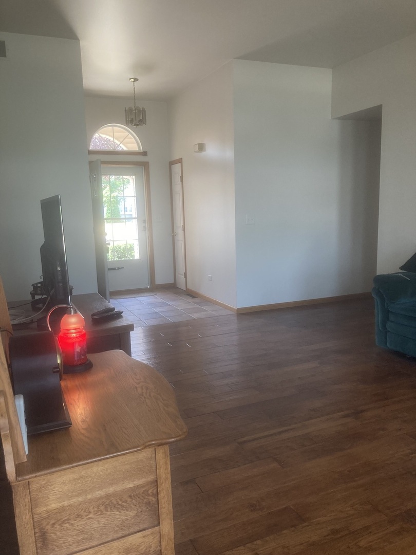 Undisclosed Address Joliet, IL 60435 - Photo 3 of 20 a view of a livingroom with furniture