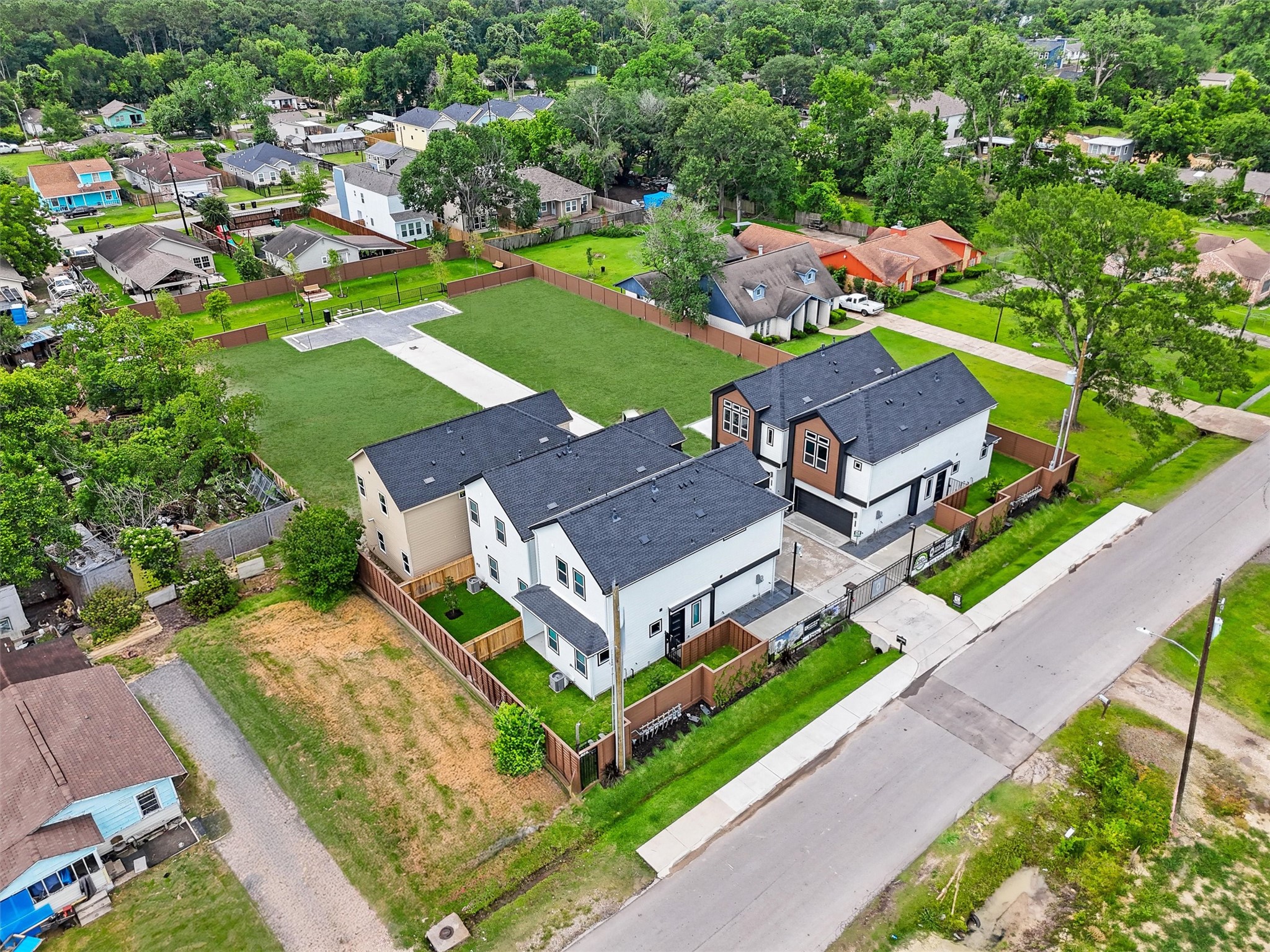 2110 Dewalt Street, Unit HG Houston, TX 77088 - Photo 20 of 22 an aerial view of a house with a garden